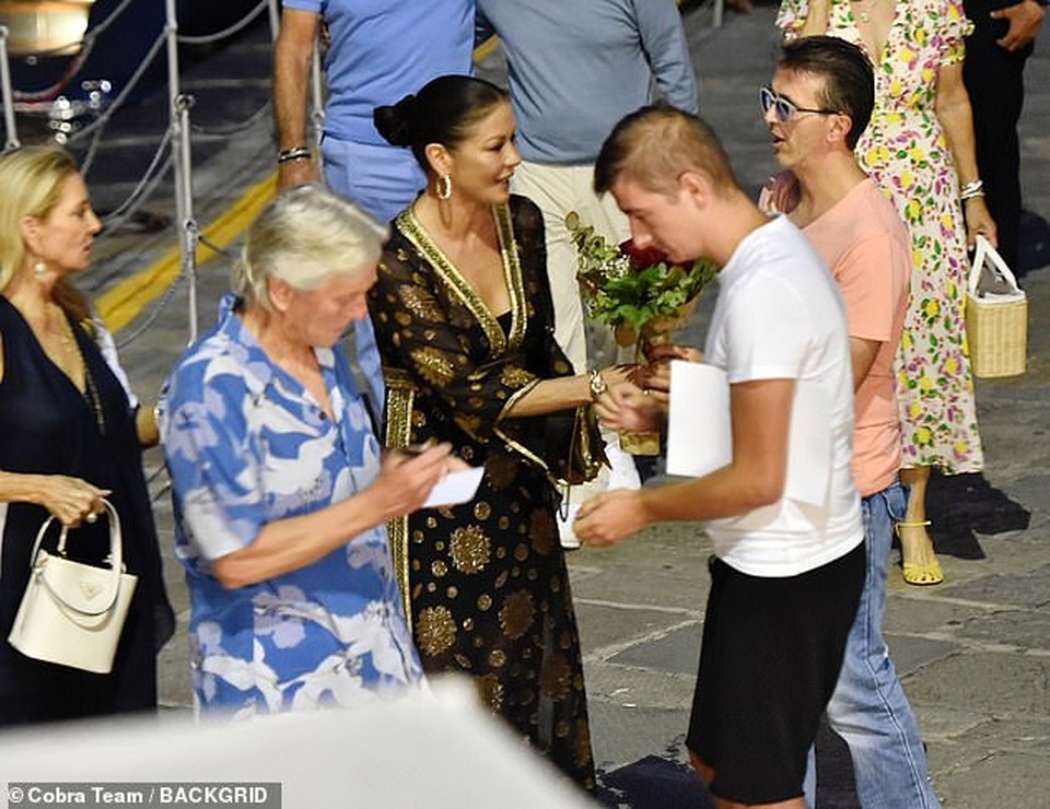 Catherine Zeta-Jones và chồng hơn 25 tuổi đi nghỉ hè ở Ý - 9 Catherine Zeta-Jones và chồng hơn 25 tuổi đi nghỉ hè ở Ý - 9