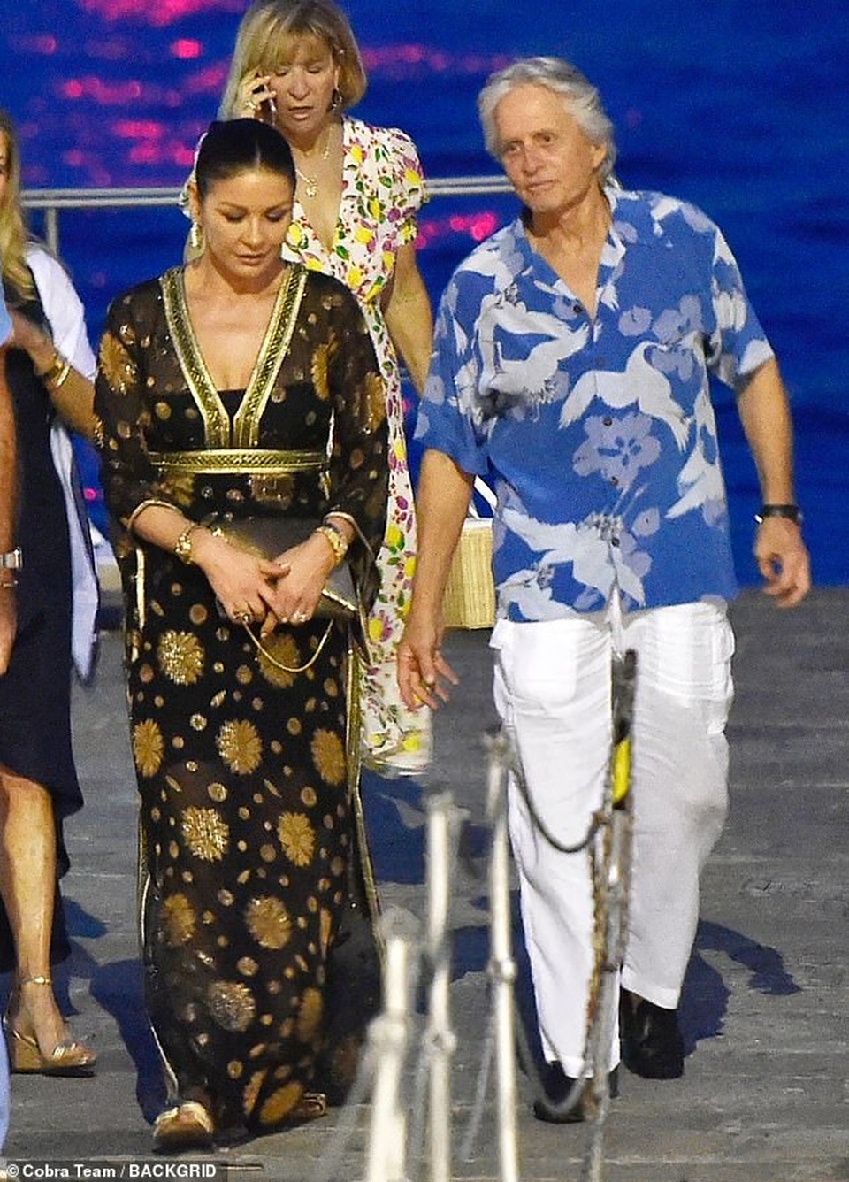 Catherine Zeta-Jones và chồng hơn 25 tuổi đi nghỉ hè ở Ý - 6 Catherine Zeta-Jones và chồng hơn 25 tuổi đi nghỉ hè ở Ý - 6