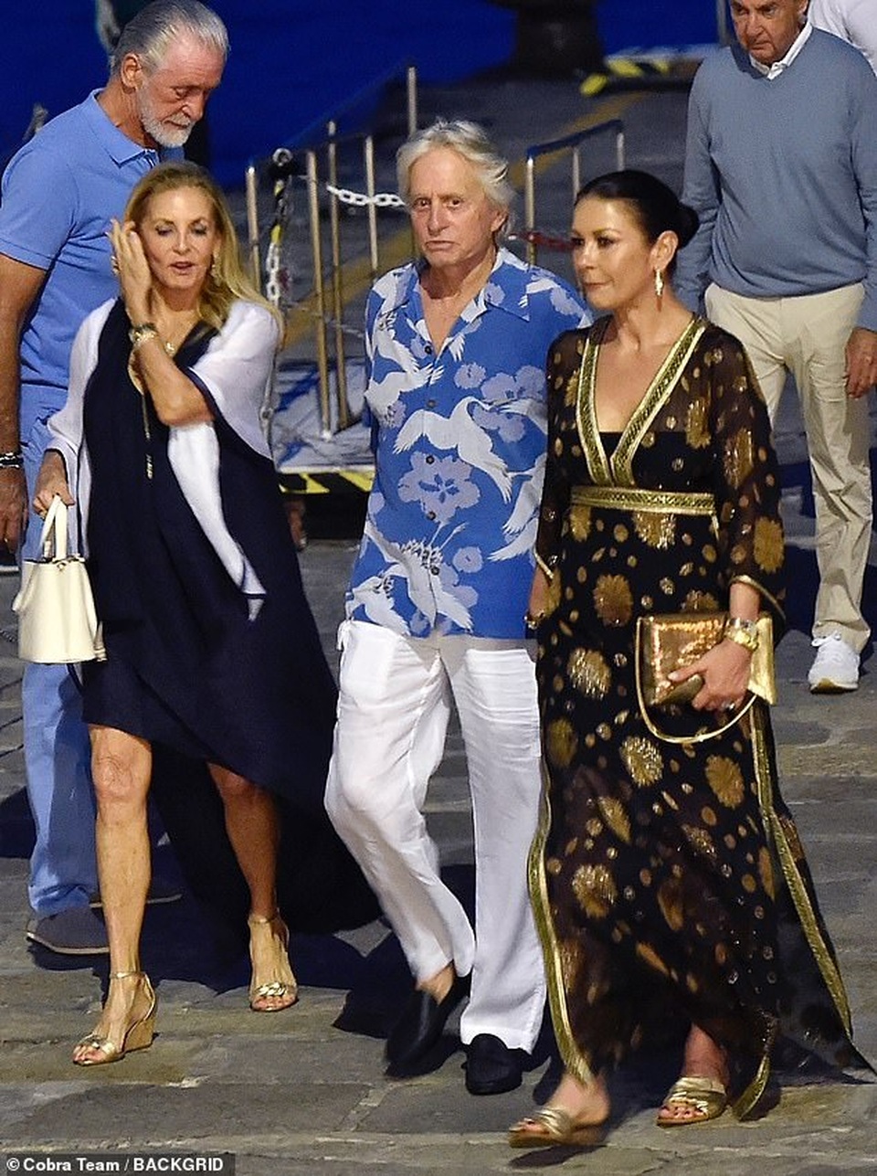 Catherine Zeta-Jones và chồng hơn 25 tuổi đi nghỉ hè ở Ý - 7 Catherine Zeta-Jones và chồng hơn 25 tuổi đi nghỉ hè ở Ý - 7