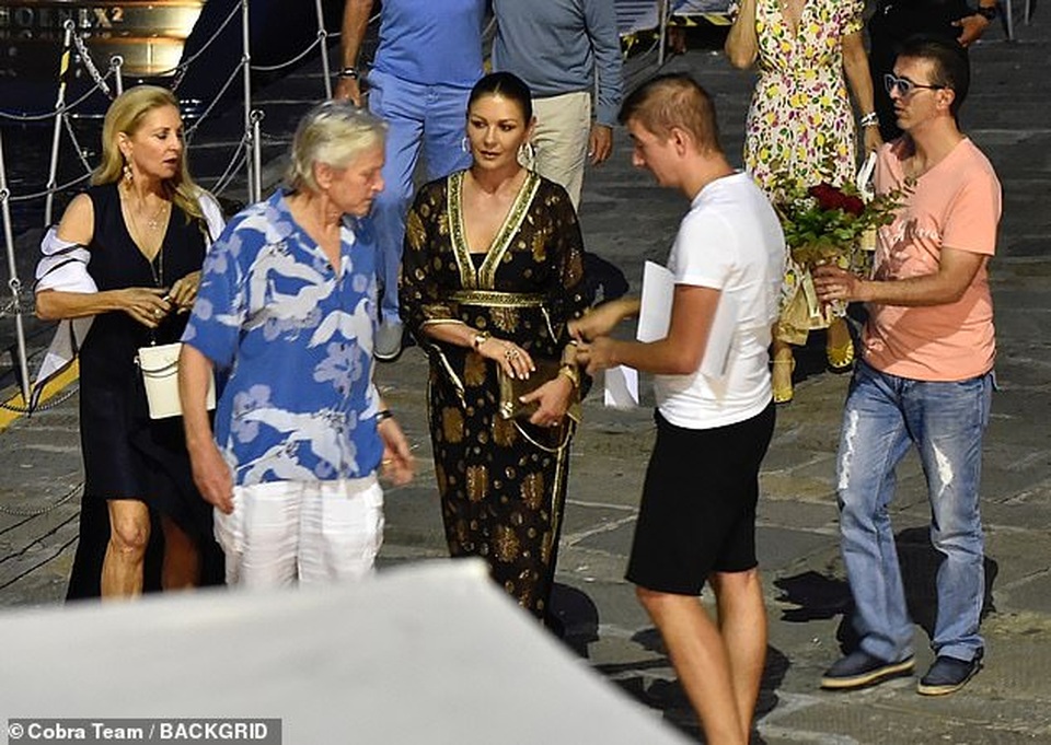 Catherine Zeta-Jones và chồng hơn 25 tuổi đi nghỉ hè ở Ý - 8 Catherine Zeta-Jones và chồng hơn 25 tuổi đi nghỉ hè ở Ý - 8