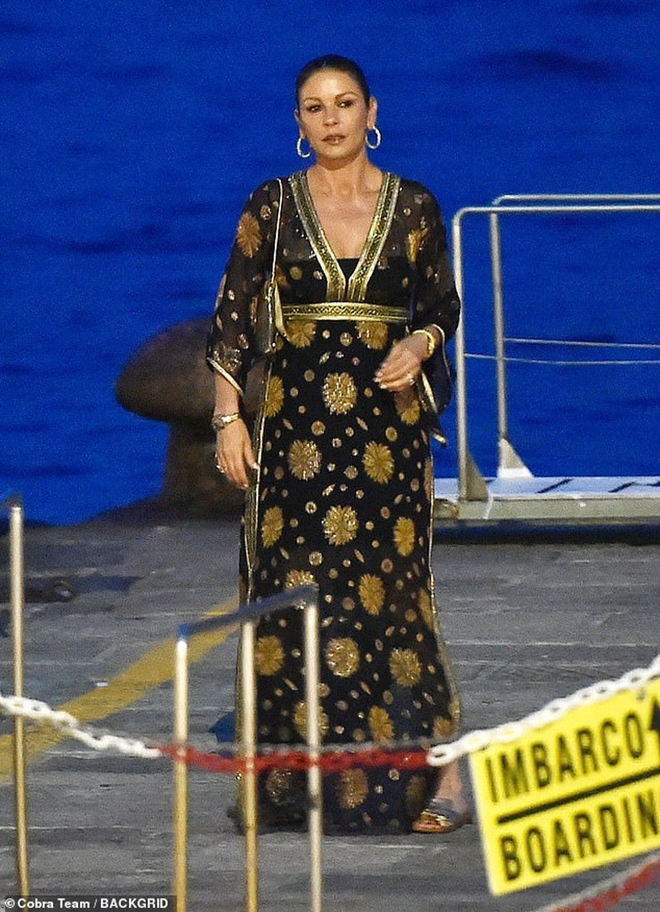 Catherine Zeta-Jones và chồng hơn 25 tuổi đi nghỉ hè ở Ý - 5 Catherine Zeta-Jones và chồng hơn 25 tuổi đi nghỉ hè ở Ý - 5