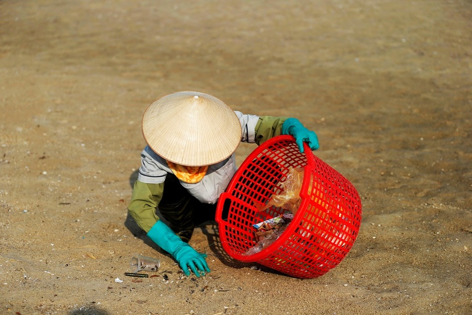 Chật vật theo dấu chân những “phu mót rác” trên bãi biển Hạ Long - 1 Chật vật theo dấu chân những “phu mót rác” trên bãi biển Hạ Long - 1