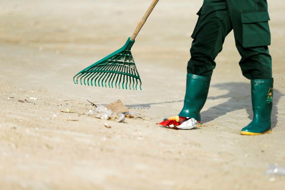 Chật vật theo dấu chân những “phu mót rác” trên bãi biển Hạ Long - 4 Chật vật theo dấu chân những “phu mót rác” trên bãi biển Hạ Long - 4