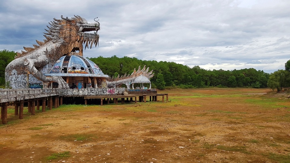 Sửng sốt cảnh công viên nước bỏ hoang ma mị từng lên báo Mỹ bỗng cạn khô trơ cả đáy - 2 Sửng sốt cảnh công viên nước bỏ hoang ma mị từng lên báo Mỹ bỗng cạn khô trơ cả đáy - 2