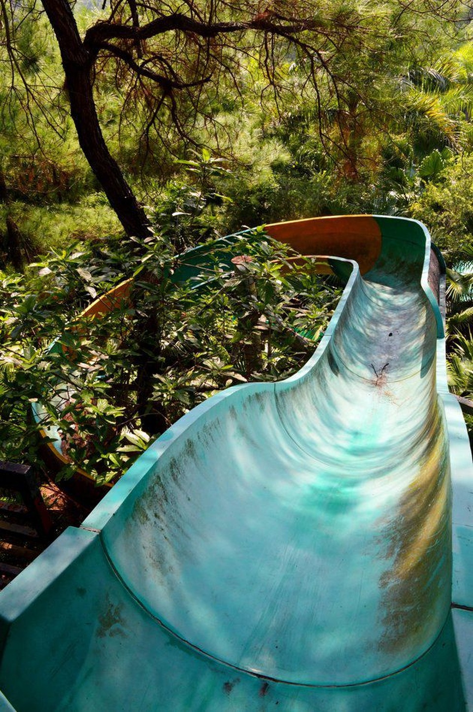 Sửng sốt cảnh công viên nước bỏ hoang ma mị từng lên báo Mỹ bỗng cạn khô trơ cả đáy - 5 Sửng sốt cảnh công viên nước bỏ hoang ma mị từng lên báo Mỹ bỗng cạn khô trơ cả đáy - 5