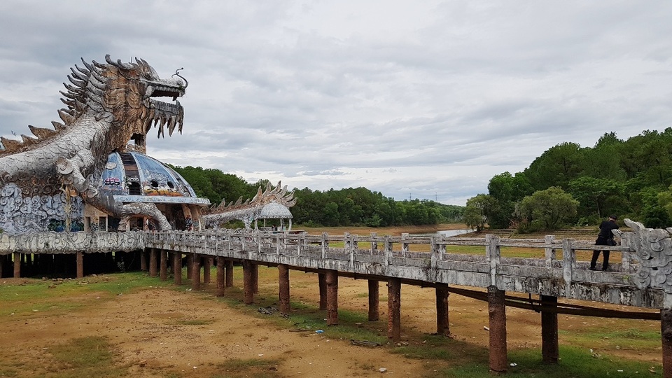 Sửng sốt cảnh công viên nước bỏ hoang ma mị từng lên báo Mỹ bỗng cạn khô trơ cả đáy - 7 Sửng sốt cảnh công viên nước bỏ hoang ma mị từng lên báo Mỹ bỗng cạn khô trơ cả đáy - 7