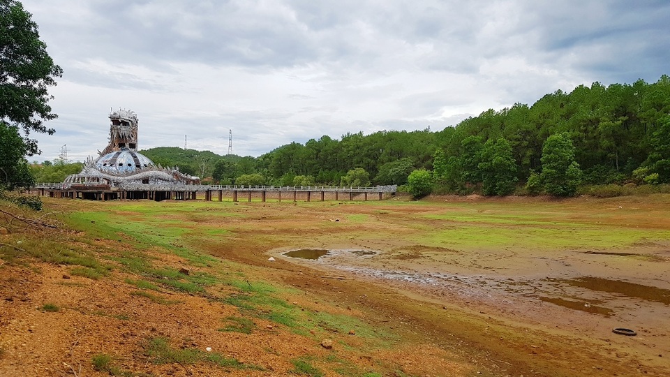 Sửng sốt cảnh công viên nước bỏ hoang ma mị từng lên báo Mỹ bỗng cạn khô trơ cả đáy - 8 Sửng sốt cảnh công viên nước bỏ hoang ma mị từng lên báo Mỹ bỗng cạn khô trơ cả đáy - 8
