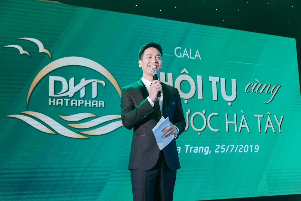 MC Phan Anh điển trai, hút ánh nhìn tại sự kiện Hội tụ cùng Dược Hà Tây - 1 MC Phan Anh điển trai, hút ánh nhìn tại sự kiện Hội tụ cùng Dược Hà Tây - 1