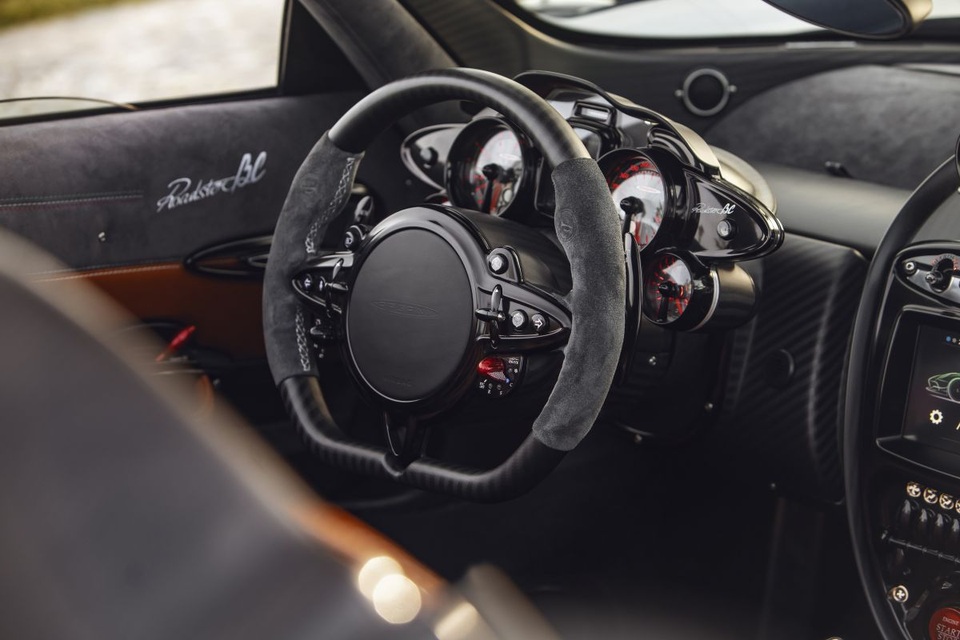 3,5 triệu USD cho cú vảy ga trên Pagani Huayra Roadster BC - 9 3,5 triệu USD cho cú vảy ga trên Pagani Huayra Roadster BC - 9