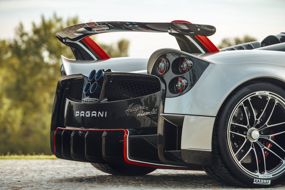 3,5 triệu USD cho cú vảy ga trên Pagani Huayra Roadster BC - 12 3,5 triệu USD cho cú vảy ga trên Pagani Huayra Roadster BC - 12