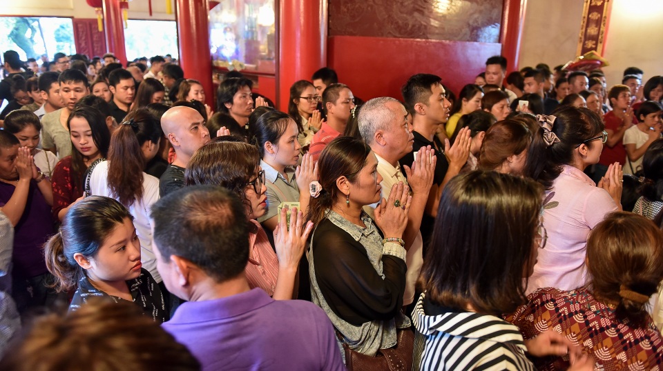 Phủ Tây Hồ đông nghịt người đi lễ tháng cô hồn - 11 Phủ Tây Hồ đông nghịt người đi lễ tháng cô hồn - 11