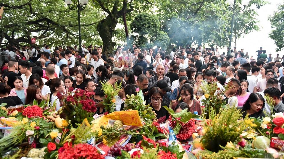 Phủ Tây Hồ đông nghịt người đi lễ tháng cô hồn - 4 Phủ Tây Hồ đông nghịt người đi lễ tháng cô hồn - 4