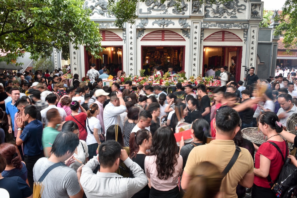 Phủ Tây Hồ đông nghịt người đi lễ tháng cô hồn - 1 Phủ Tây Hồ đông nghịt người đi lễ tháng cô hồn - 1
