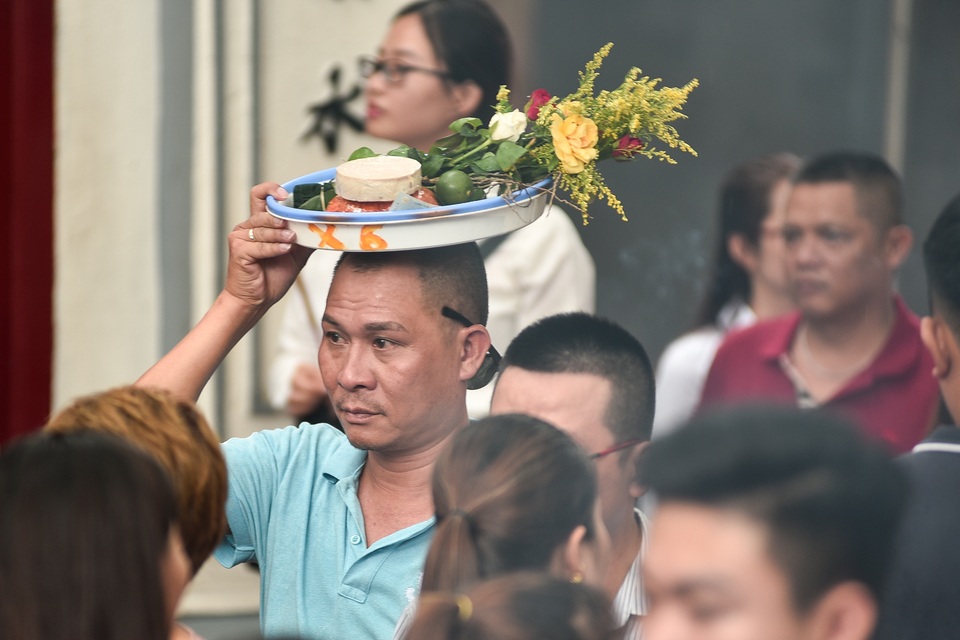 Phủ Tây Hồ đông nghịt người đi lễ tháng cô hồn - 5 Phủ Tây Hồ đông nghịt người đi lễ tháng cô hồn - 5
