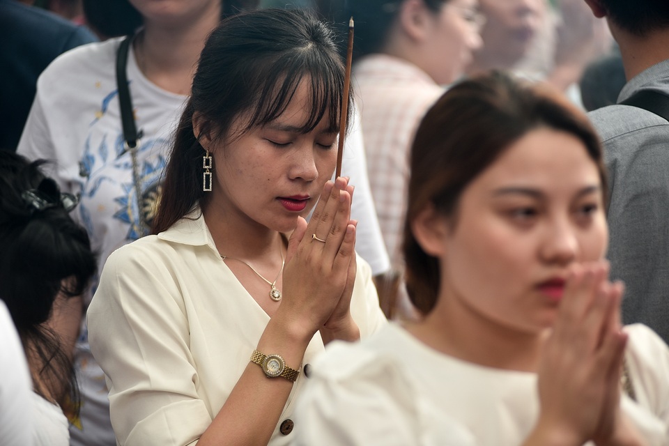 Phủ Tây Hồ đông nghịt người đi lễ tháng cô hồn - 10 Phủ Tây Hồ đông nghịt người đi lễ tháng cô hồn - 10