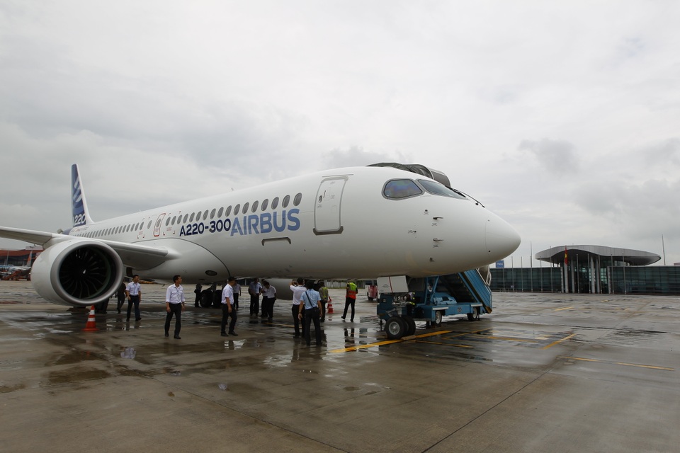 Máy bay Airbus hiện đại bay trình diễn từ Hà Nội đến Quảng Ninh - 2 Máy bay Airbus hiện đại bay trình diễn từ Hà Nội đến Quảng Ninh - 2
