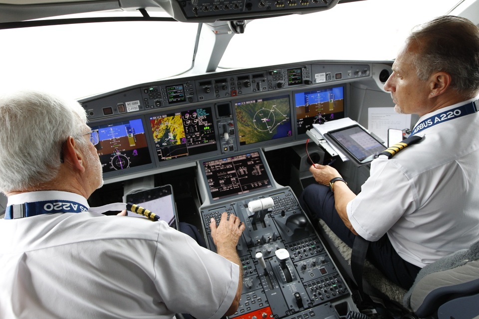 Máy bay Airbus hiện đại bay trình diễn từ Hà Nội đến Quảng Ninh - 3 Máy bay Airbus hiện đại bay trình diễn từ Hà Nội đến Quảng Ninh - 3