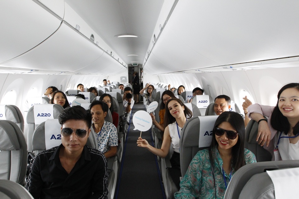 Máy bay Airbus hiện đại bay trình diễn từ Hà Nội đến Quảng Ninh - 5 Máy bay Airbus hiện đại bay trình diễn từ Hà Nội đến Quảng Ninh - 5