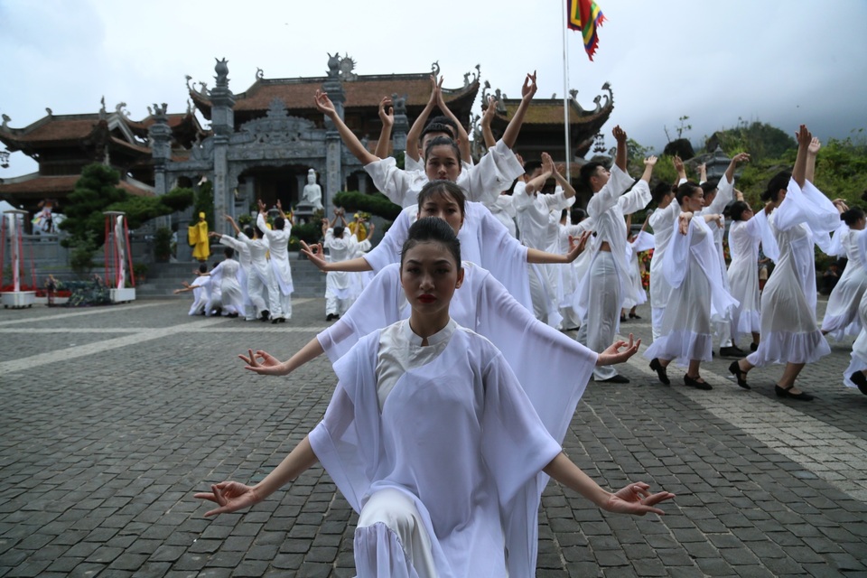 Đắm say với sắc màu Tây Bắc và chất thiền của “Vũ điệu trên mây” - 7 Đắm say với sắc màu Tây Bắc và chất thiền của “Vũ điệu trên mây” - 7