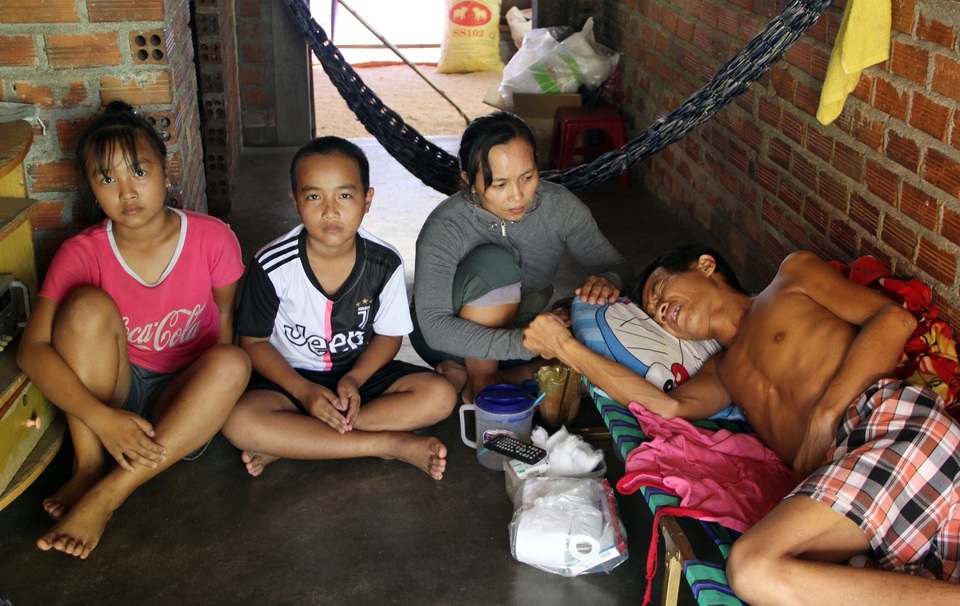 “Người đàn ông ở nhà chờ chết quyết không để vợ con khổ” nhận hơn 54 triệu đồng từ bạn đọc Dân trí - 4 “Người đàn ông ở nhà chờ chết quyết không để vợ con khổ” nhận hơn 54 triệu đồng từ bạn đọc Dân trí - 4