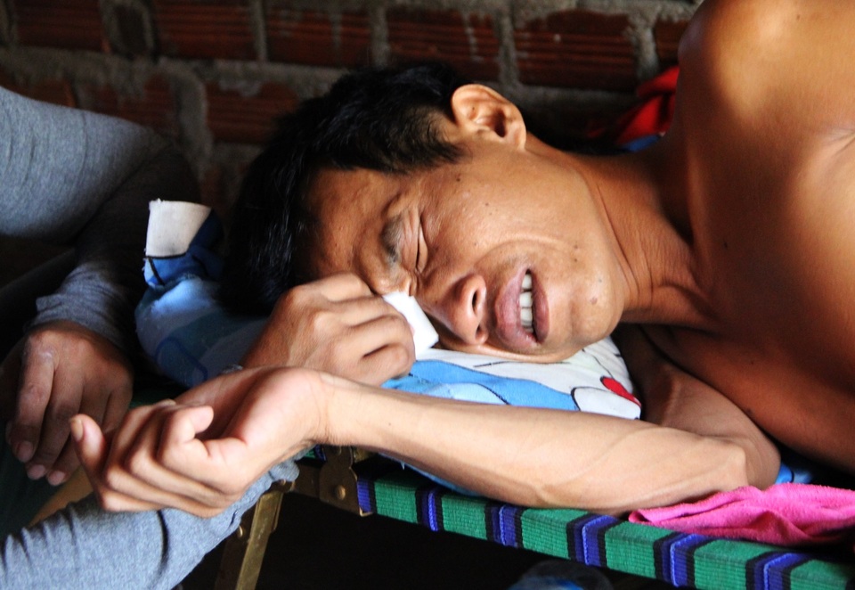 “Người đàn ông ở nhà chờ chết quyết không để vợ con khổ” nhận hơn 54 triệu đồng từ bạn đọc Dân trí - 3 “Người đàn ông ở nhà chờ chết quyết không để vợ con khổ” nhận hơn 54 triệu đồng từ bạn đọc Dân trí - 3