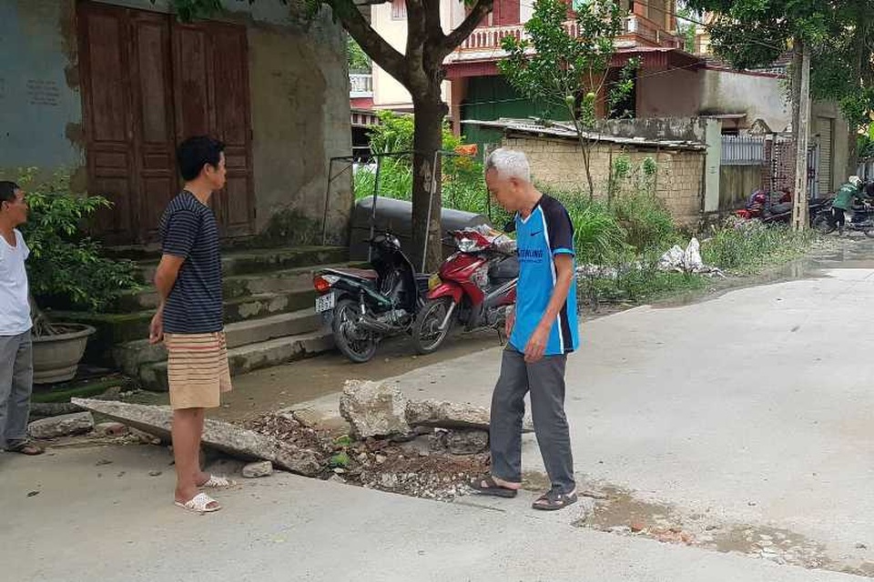 Sau tiếng nổ lớn trong lòng đất, xuất hiện vết nứt gãy trên đường và nhà dân - 1 Sau tiếng nổ lớn trong lòng đất, xuất hiện vết nứt gãy trên đường và nhà dân - 1