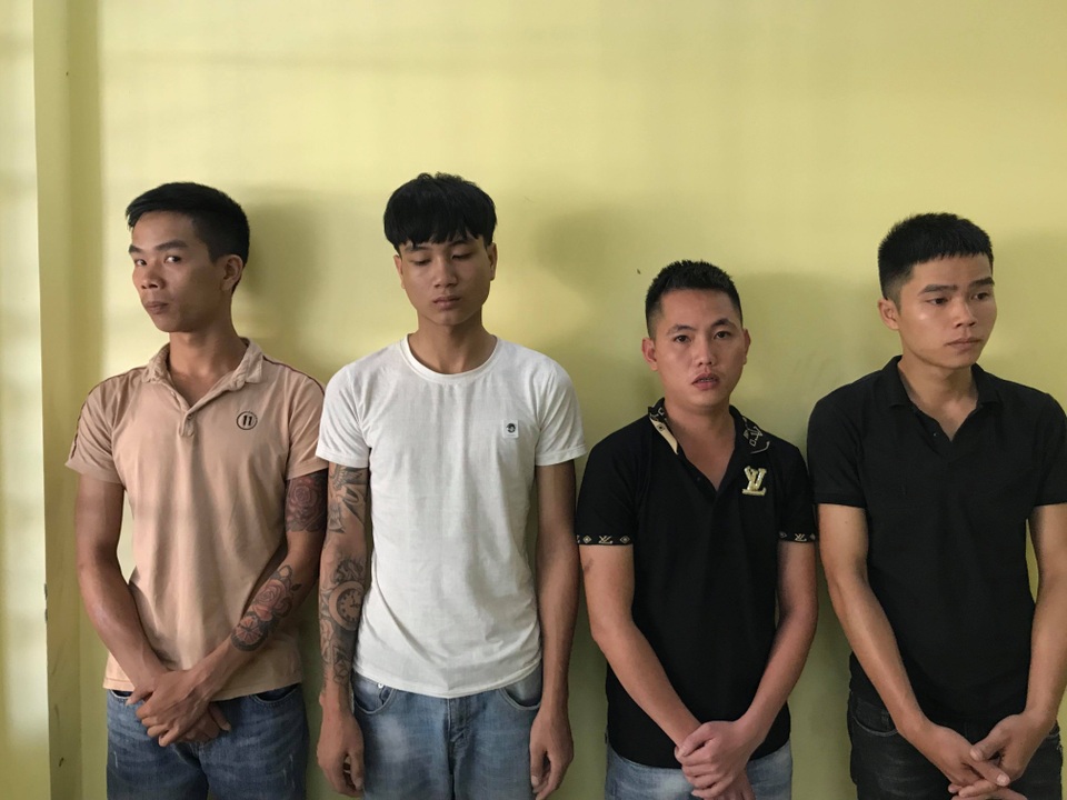 Bắt 4 đối tượng ném “bom bẩn” vào nhà dân để đòi nợ - 1 Bắt 4 đối tượng ném “bom bẩn” vào nhà dân để đòi nợ - 1