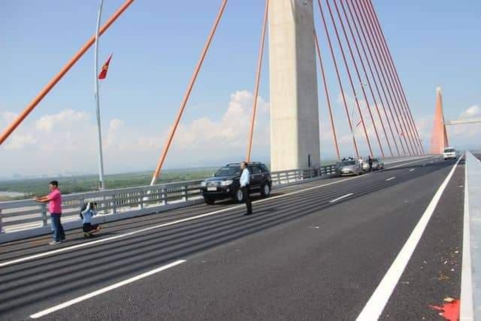 Cấm phương tiện lưu thông qua cầu Bạch Đằng khi bão số 3 đổ bộ - 1 Cấm phương tiện lưu thông qua cầu Bạch Đằng khi bão số 3 đổ bộ - 1