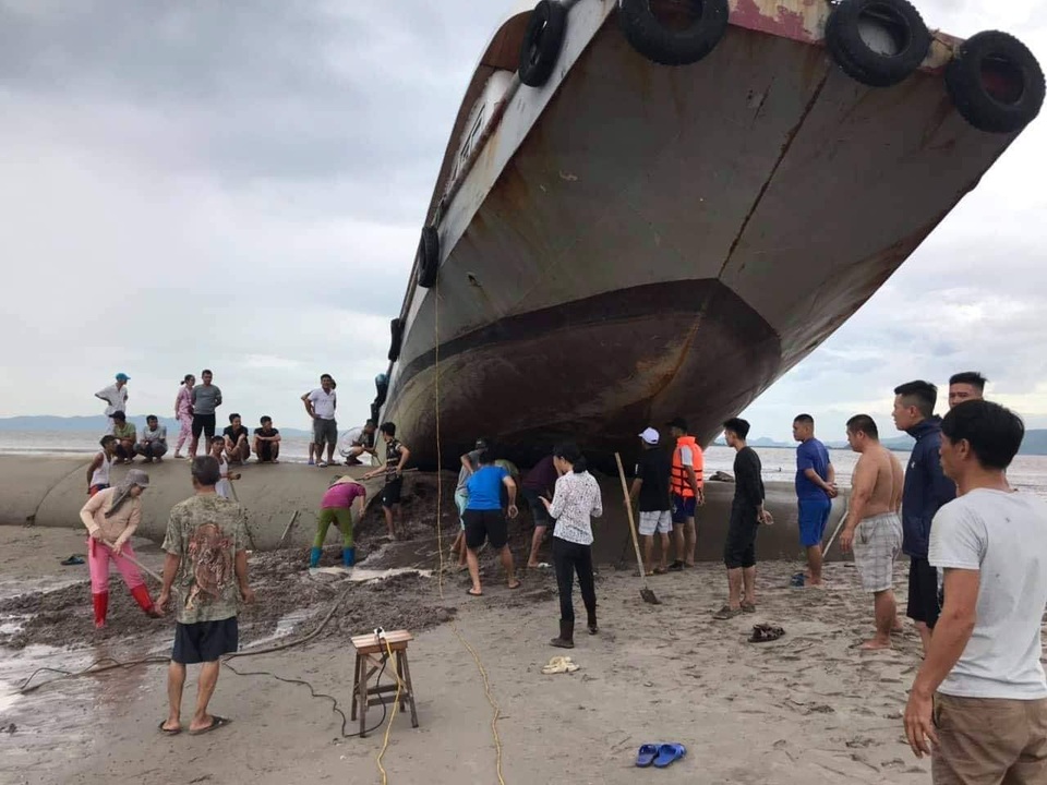 Trên đường tránh trú bão, tàu khách mắc kẹt trên đê bao dự án lấn biển - 3 Trên đường tránh trú bão, tàu khách mắc kẹt trên đê bao dự án lấn biển - 3