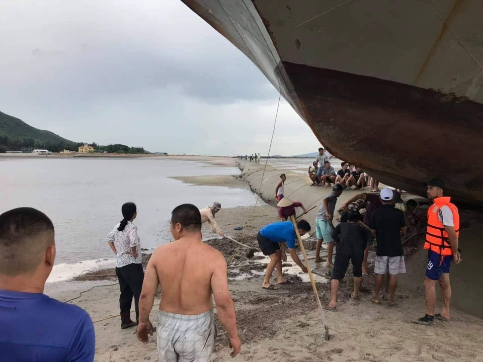 Trên đường tránh trú bão, tàu khách mắc kẹt trên đê bao dự án lấn biển - 4 Trên đường tránh trú bão, tàu khách mắc kẹt trên đê bao dự án lấn biển - 4