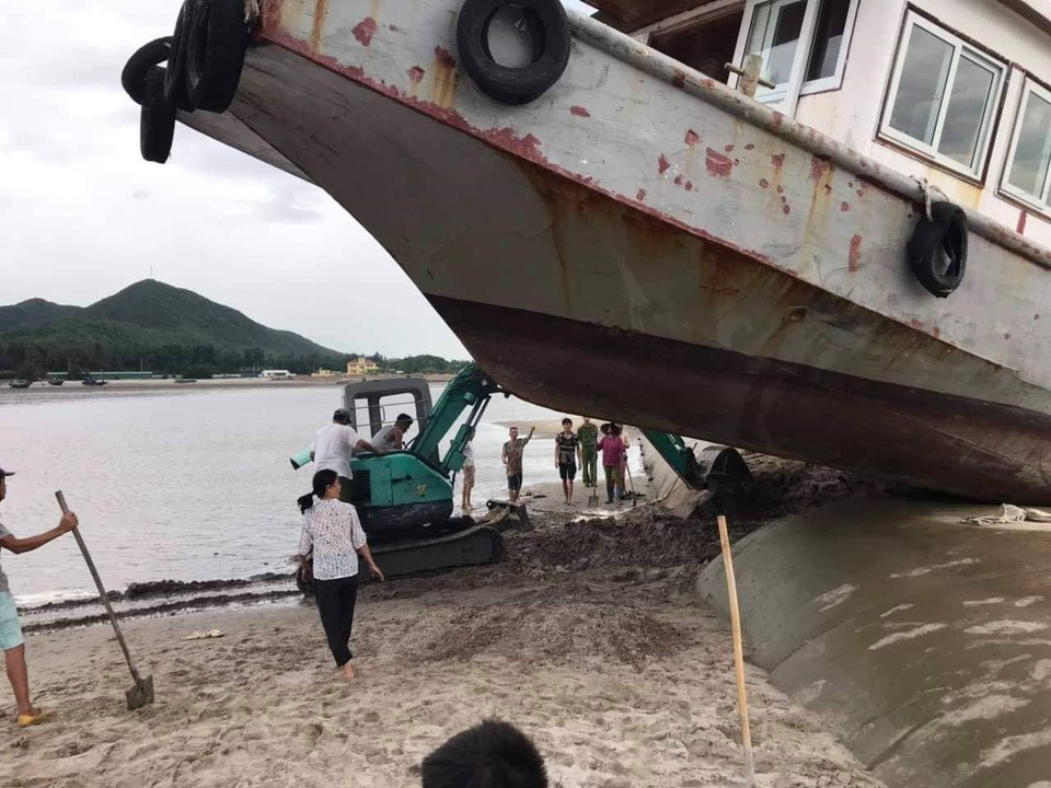 Trên đường tránh trú bão, tàu khách mắc kẹt trên đê bao dự án lấn biển - 2 Trên đường tránh trú bão, tàu khách mắc kẹt trên đê bao dự án lấn biển - 2
