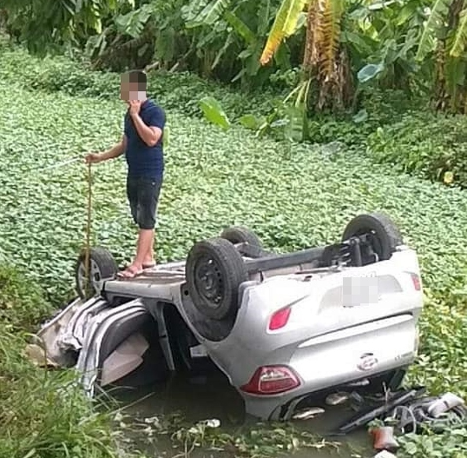 Xe taxi lao xuống mương nước rồi lật ngửa, tài xế tử vong trong xe - 1 Xe taxi lao xuống mương nước rồi lật ngửa, tài xế tử vong trong xe - 1