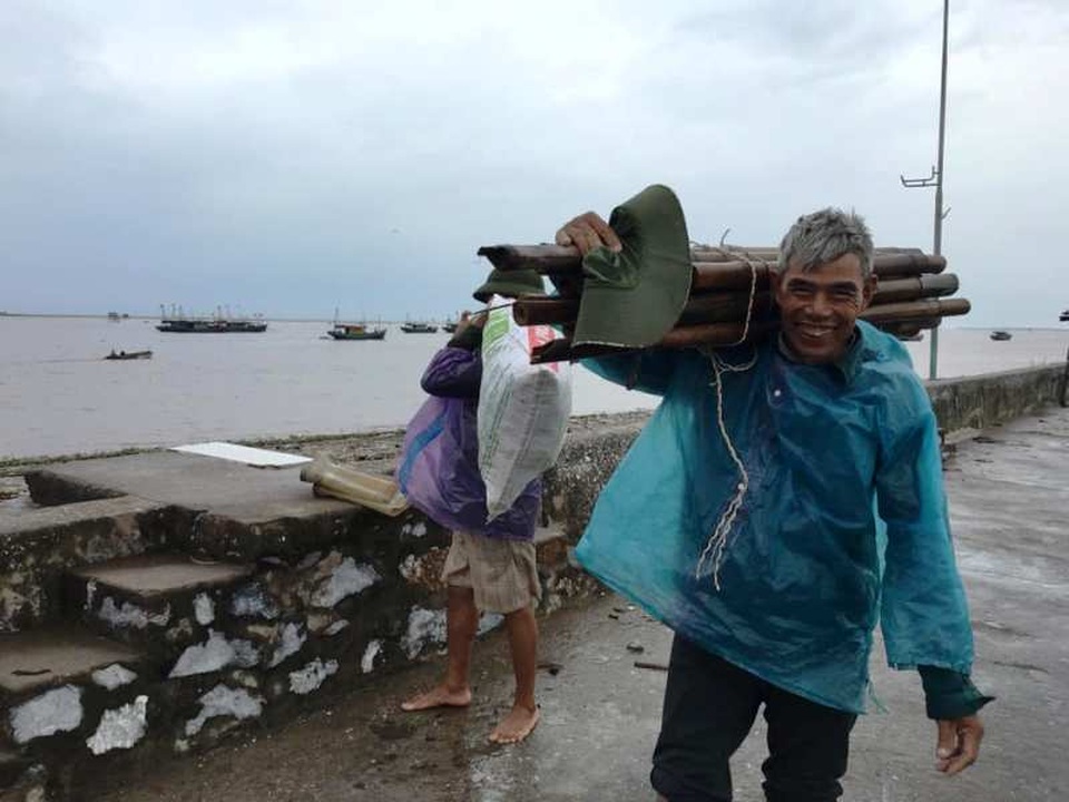 Bố trí tàu, ôtô và huy động hàng trăm chiến sĩ sẵn sàng ứng phó bão số 3 - 4 Bố trí tàu, ôtô và huy động hàng trăm chiến sĩ sẵn sàng ứng phó bão số 3 - 4