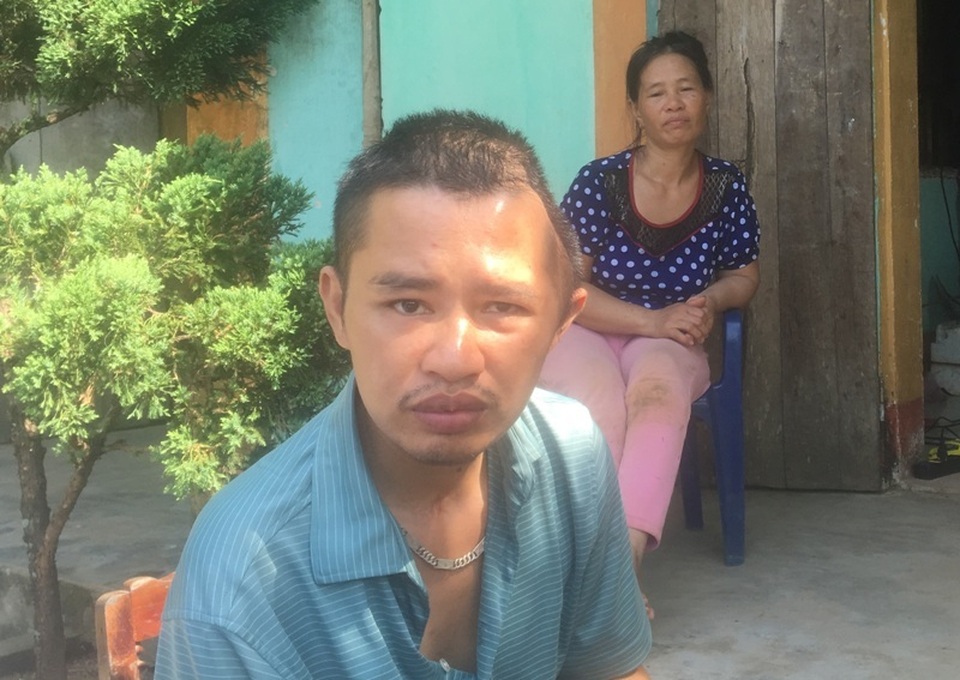 Cha mẹ nghèo bất lực nhìn con quặt quẹo vì 2 lần tai nạn giao thông hút chết - 4 Cha mẹ nghèo bất lực nhìn con quặt quẹo vì 2 lần tai nạn giao thông hút chết - 4
