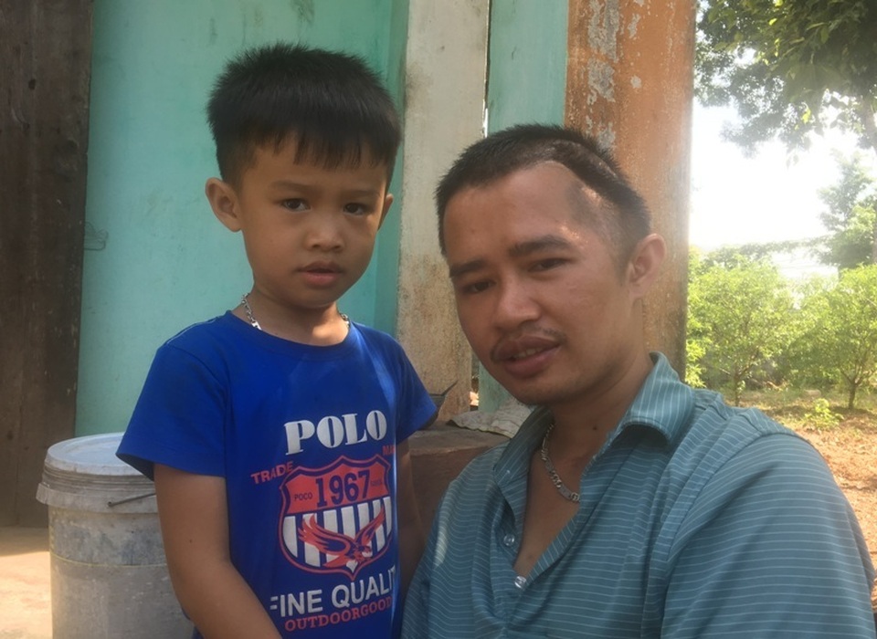Cha mẹ nghèo bất lực nhìn con quặt quẹo vì 2 lần tai nạn giao thông hút chết - 2 Cha mẹ nghèo bất lực nhìn con quặt quẹo vì 2 lần tai nạn giao thông hút chết - 2
