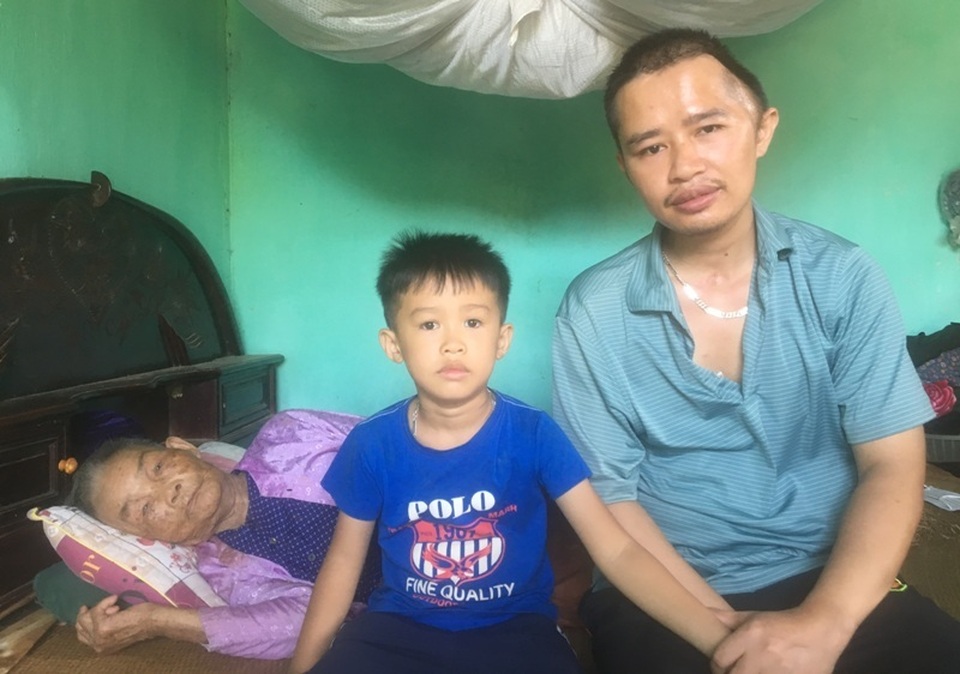Cha mẹ nghèo bất lực nhìn con quặt quẹo vì 2 lần tai nạn giao thông hút chết - 1 Cha mẹ nghèo bất lực nhìn con quặt quẹo vì 2 lần tai nạn giao thông hút chết - 1