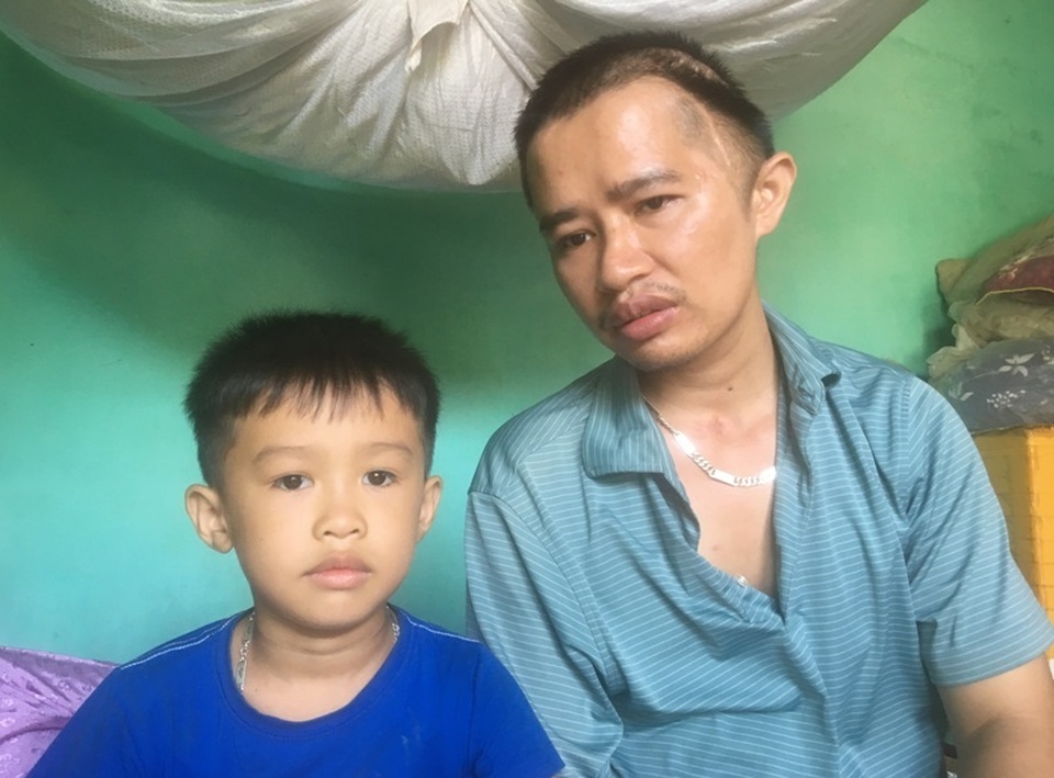 Cha mẹ nghèo bất lực nhìn con quặt quẹo vì 2 lần tai nạn giao thông hút chết - 6 Cha mẹ nghèo bất lực nhìn con quặt quẹo vì 2 lần tai nạn giao thông hút chết - 6