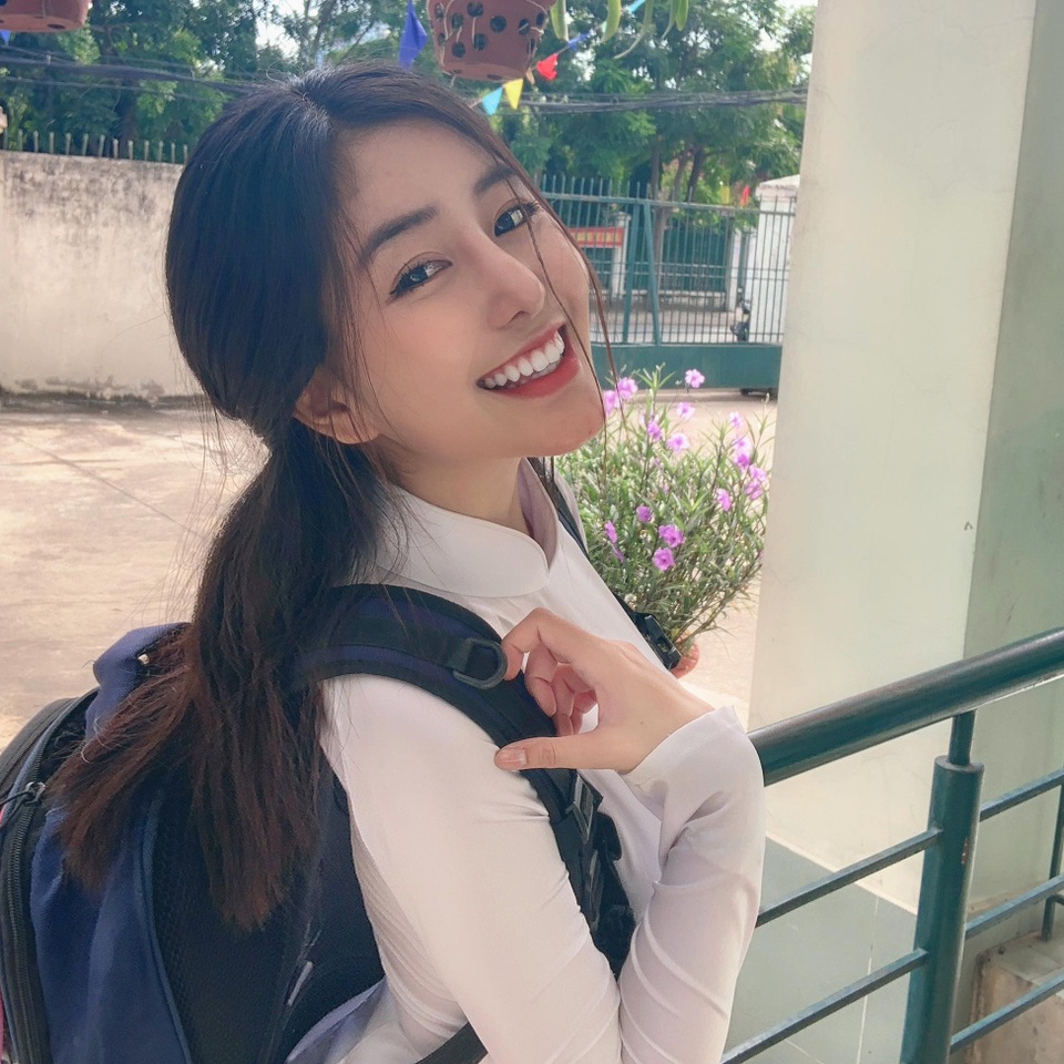 Nghi vấn sửa mặt của hiện tượng áo dài trắng 18 tuổi - 1 Nghi vấn sửa mặt của hiện tượng áo dài trắng 18 tuổi - 1