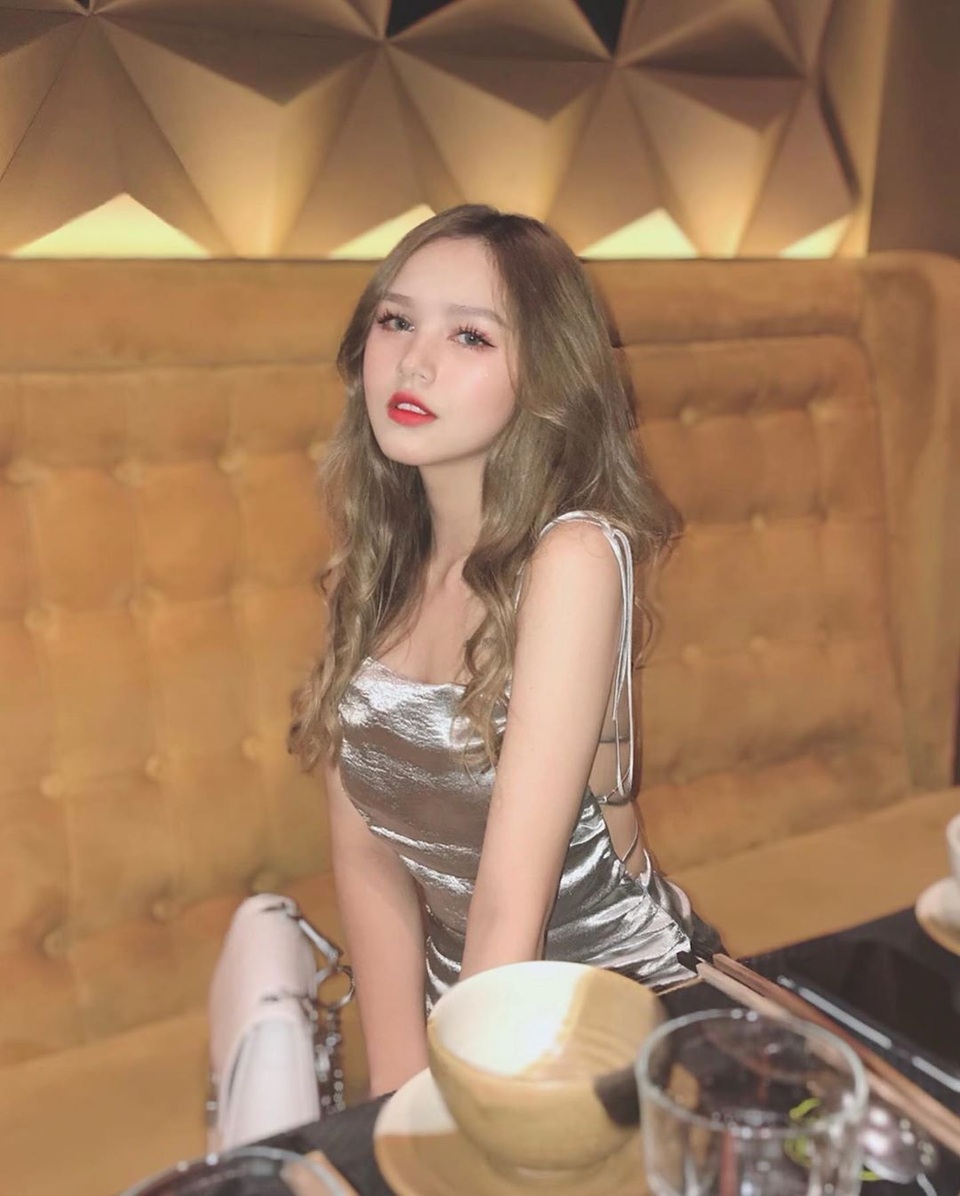 Nghi vấn sửa mặt của hiện tượng áo dài trắng 18 tuổi - 8 Nghi vấn sửa mặt của hiện tượng áo dài trắng 18 tuổi - 8