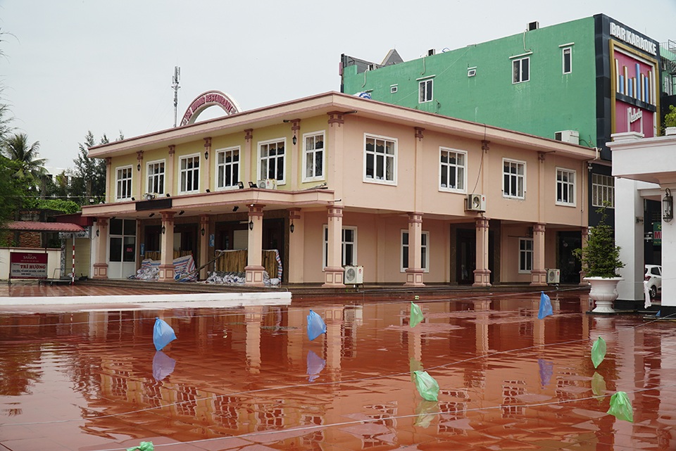 Bao tải cát quây kín nhà dân Đồ Sơn trước giờ bão số 3 đổ bộ - 8 Bao tải cát quây kín nhà dân Đồ Sơn trước giờ bão số 3 đổ bộ - 8