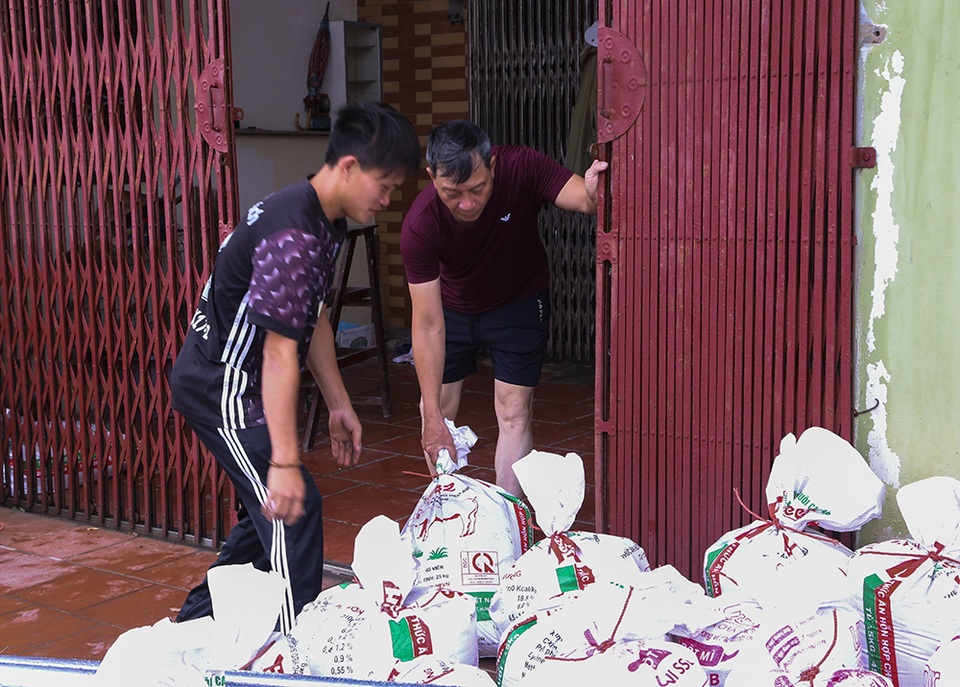 Bao tải cát quây kín nhà dân Đồ Sơn trước giờ bão số 3 đổ bộ - 9 Bao tải cát quây kín nhà dân Đồ Sơn trước giờ bão số 3 đổ bộ - 9
