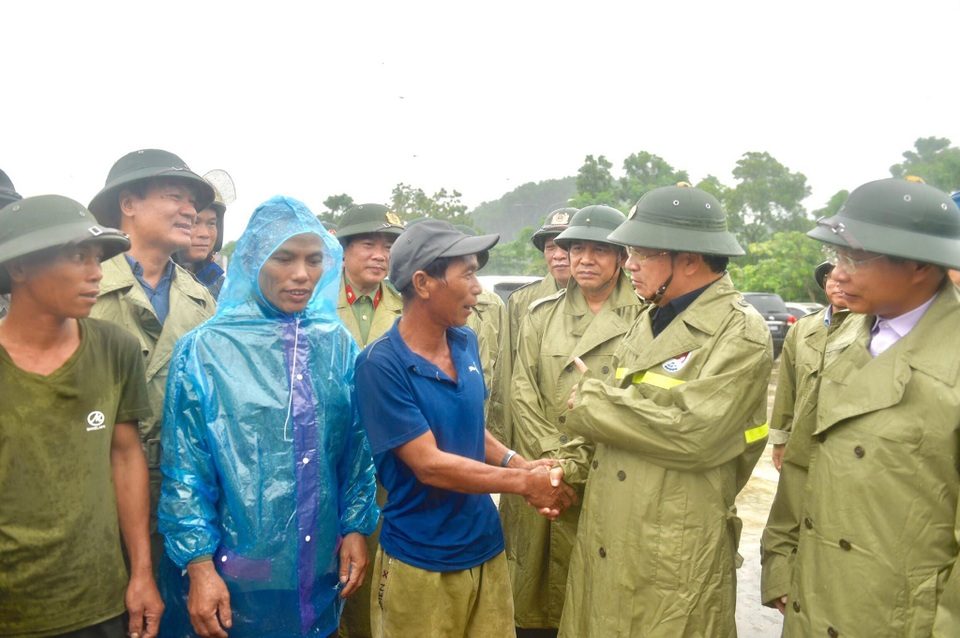 Phó Thủ tướng Trịnh Đình Dũng kiểm tra công tác phòng chống bão số 3 - 2 Phó Thủ tướng Trịnh Đình Dũng kiểm tra công tác phòng chống bão số 3 - 2