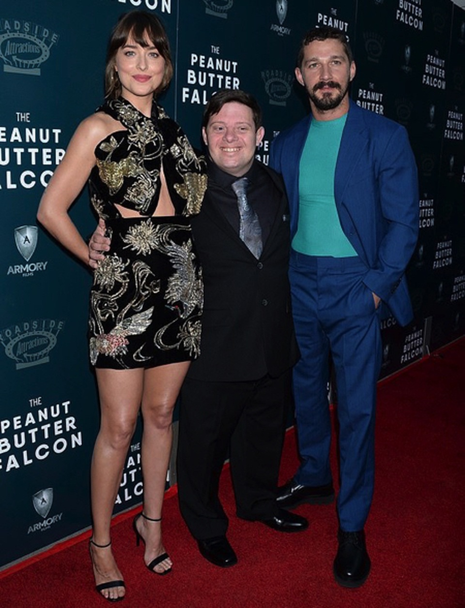 “Thắt nơ” che ngực, kiều nữ phim “50 sắc thái” khoe sắc mặn mà - 2