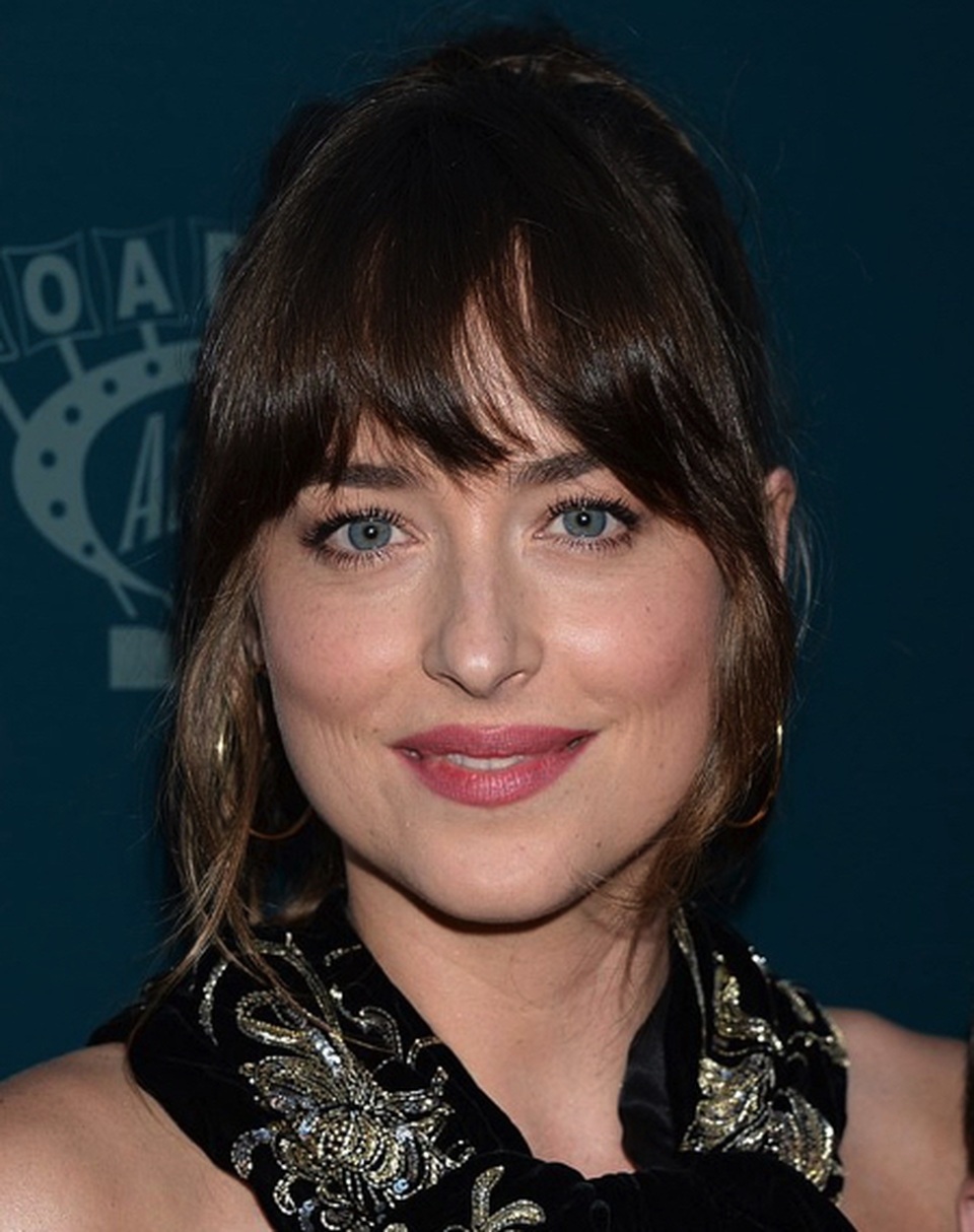 “Thắt nơ” che ngực, kiều nữ phim “50 sắc thái” khoe sắc mặn mà - 5