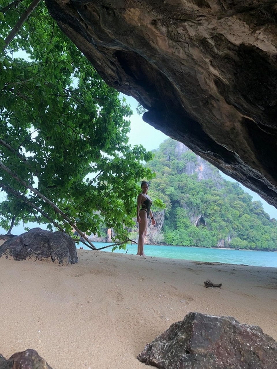 Thủy Top mặc bikini khoe vòng ba bỏng mắt trên du thuyền - 4 Thủy Top mặc bikini khoe vòng ba bỏng mắt trên du thuyền - 4