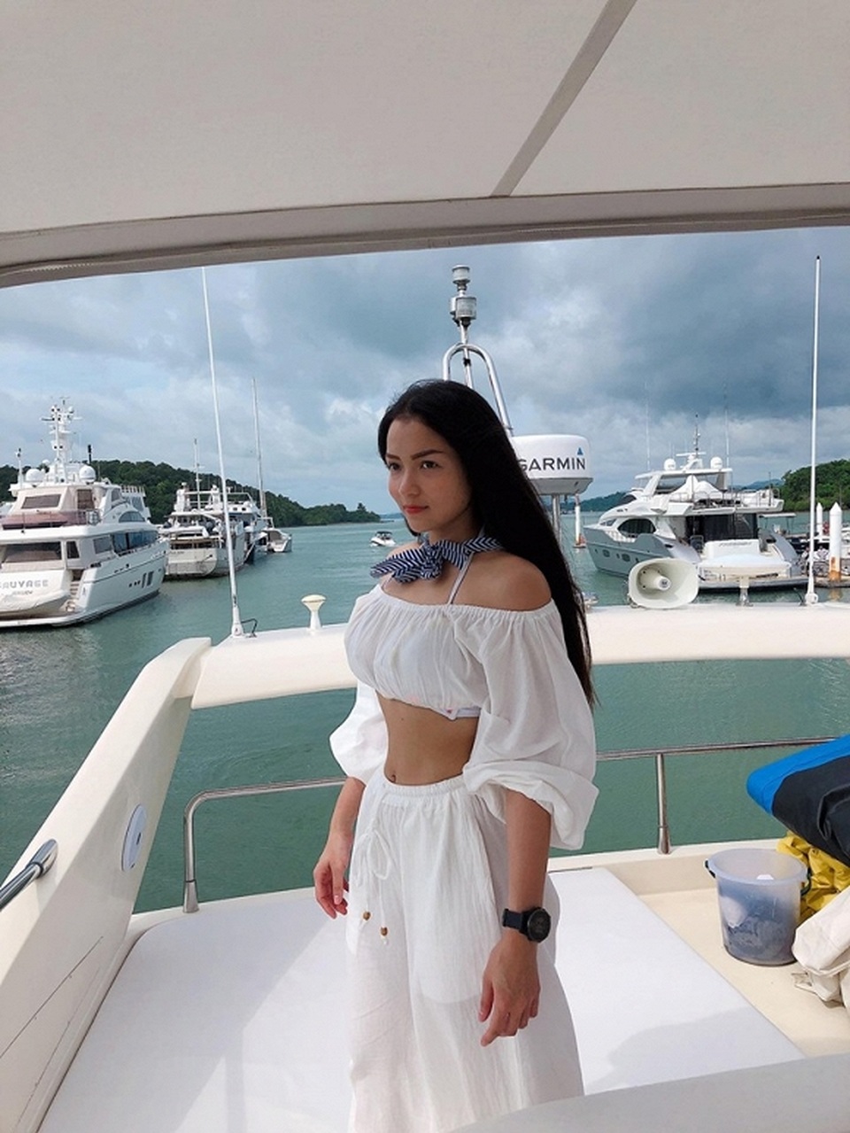 Thủy Top mặc bikini khoe vòng ba bỏng mắt trên du thuyền - 5 Thủy Top mặc bikini khoe vòng ba bỏng mắt trên du thuyền - 5