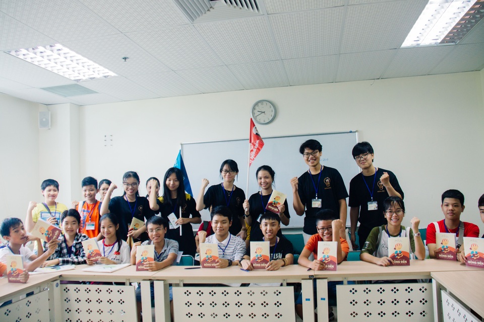 Thắp sáng đam mê khoa học cho các bạn trẻ - 2 Thắp sáng đam mê khoa học cho các bạn trẻ - 2