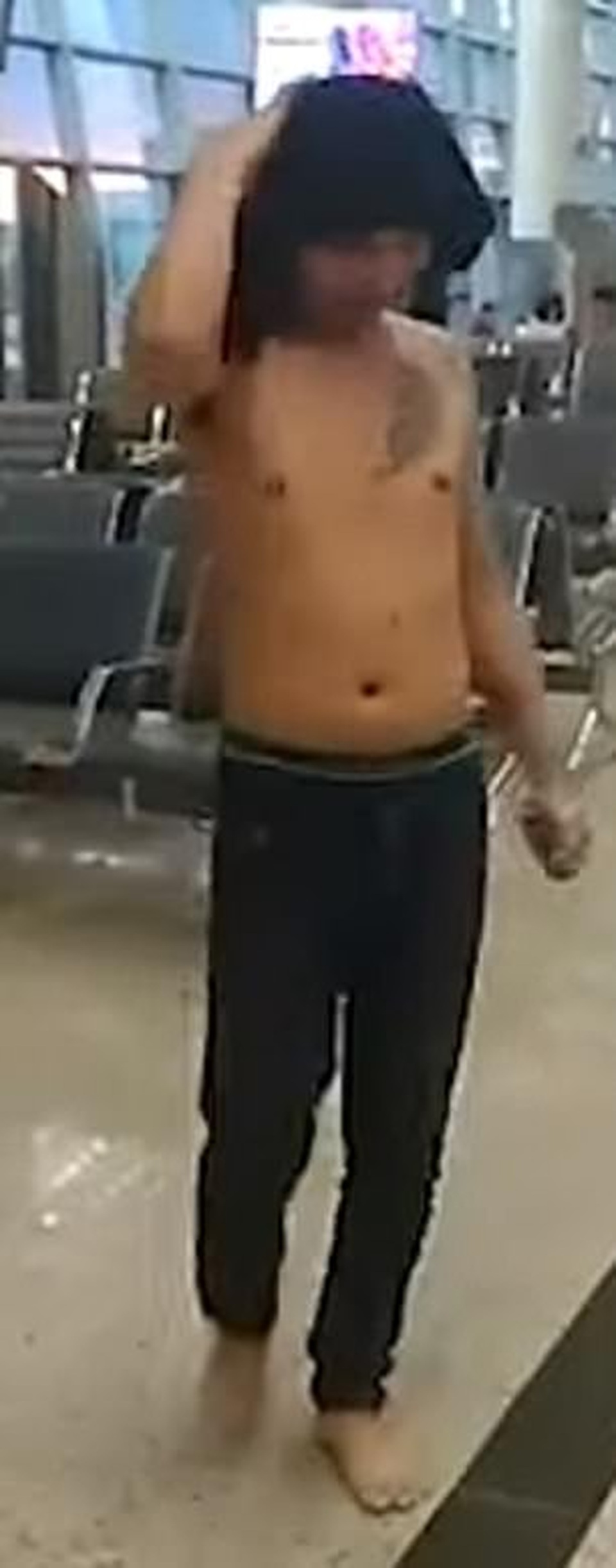 Uống rượu chờ máy bay, hành khách say khướt suốt 43 ngày - 1 Uống rượu chờ máy bay, hành khách say khướt suốt 43 ngày - 1