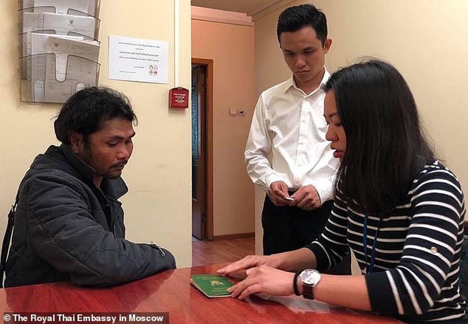 Uống rượu chờ máy bay, hành khách say khướt suốt 43 ngày - 3 Uống rượu chờ máy bay, hành khách say khướt suốt 43 ngày - 3