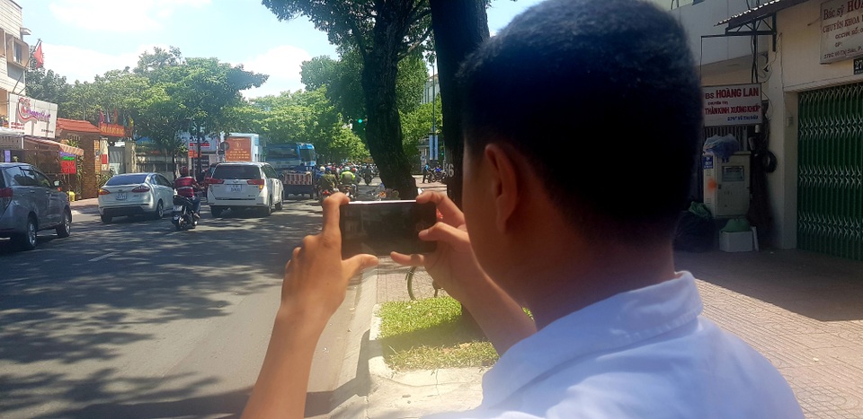 Cảnh sát giao thông tiếp nhận clip người dân cung cấp để phạt nguội - 2 Cảnh sát giao thông tiếp nhận clip người dân cung cấp để phạt nguội - 2